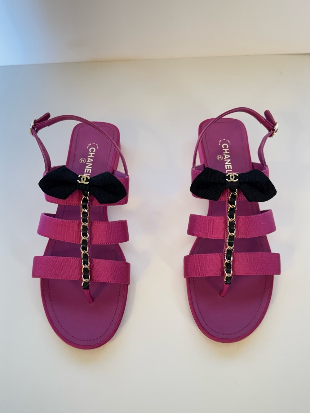 CHANEL 21K GROSGRAIN, LEATHER & GOLD CHAIN DETAIL SANDAL